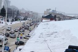 Очистка мягкой кровли от снега