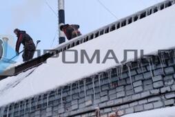 Методы очистки крыш от снега: от ручного труда до специальной техники