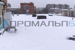 Опасность снежных завалов на крышах: почему важна своевременная очистка?